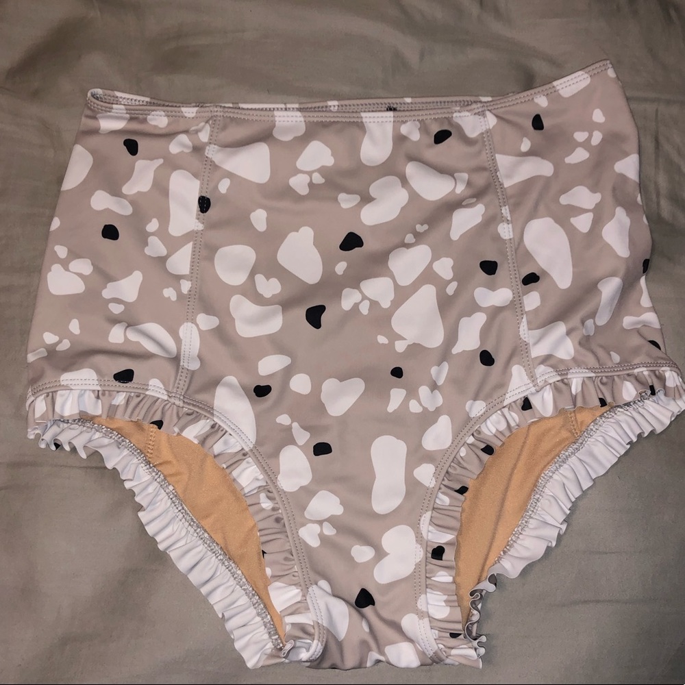 Medium Kortni Jeane Abstract Dot ruffled up bottom